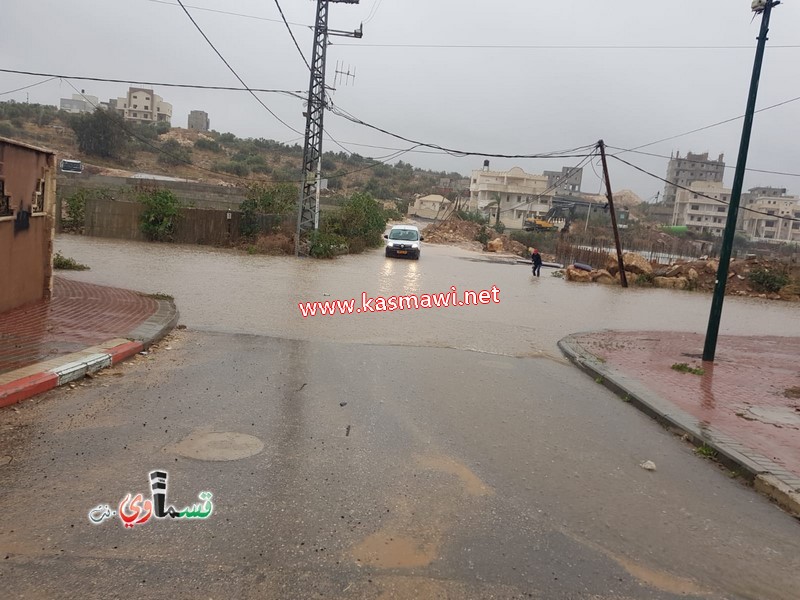 في هذه الأجواء الماطرة ... يكمل العطاء .. طواقم الصيانة ونادر ابو عقل في الميدان يلبون احتياجات الاهالي